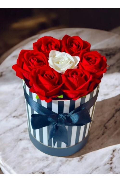 Best Handmade Rose Gift Box, Special Occasion Flower Basket, Perfect Birthday Gift for Girlfriend, Lover Romantic Red Rose Gift Box