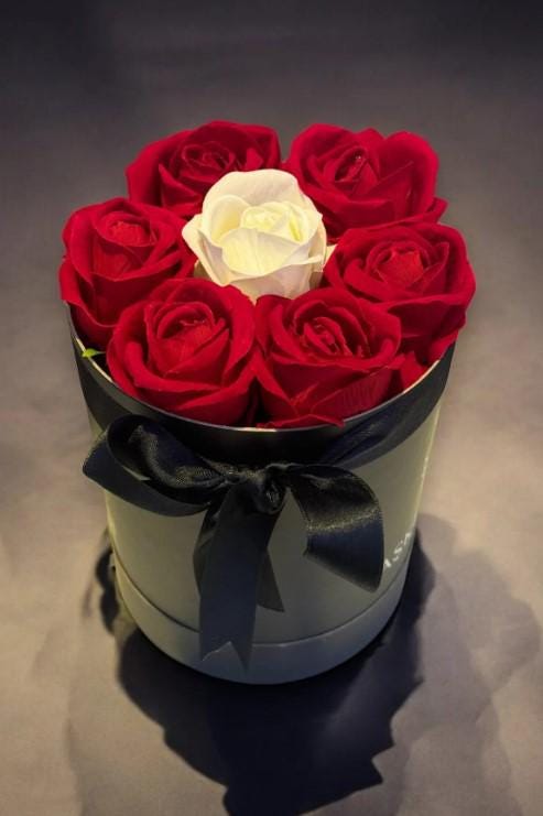 Best Handmade Rose Gift Box, Special Occasion Flower Basket, Perfect Birthday Gift for Girlfriend, Lover Romantic Red Rose Gift Box