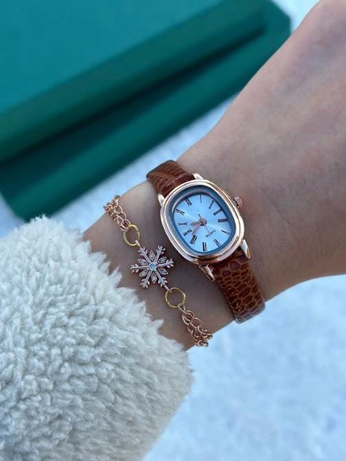 Vintage Retro Women's Wristwatch, Gold Color, Gift for Women, Vintage Design, Adjustable Band, Stylish, Valentine's Day Gift