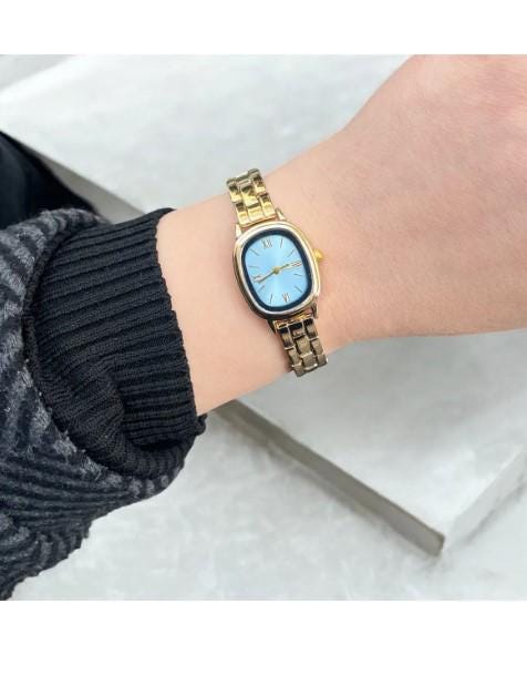 Vintage Retro Women's Wristwatch with Roman Numerals, Gold Color, Gift for Women, Vintage Design, Valentine's Day Gift
