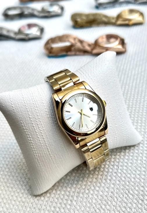 Women's Wristwatch with Calendar,Gold Color Women's Watch, Luminous Indexes, Easy to Use, White Design Dial, Elegant Design, Stylish
