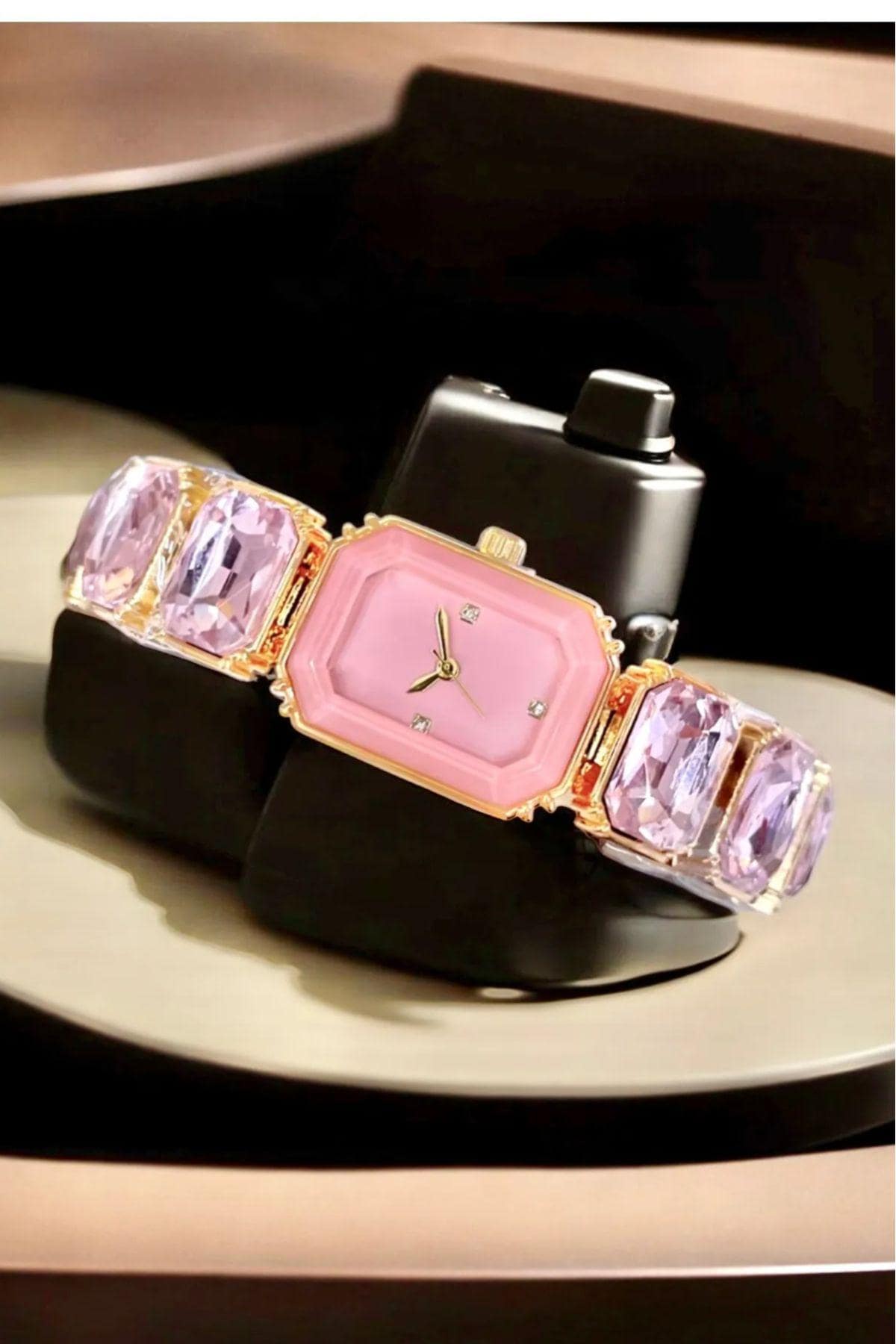 Women's Wristwatch with Large Stone Detail, Gold Color Women's Watch, Luminous Indexes, Easy to Use, White Design Dial