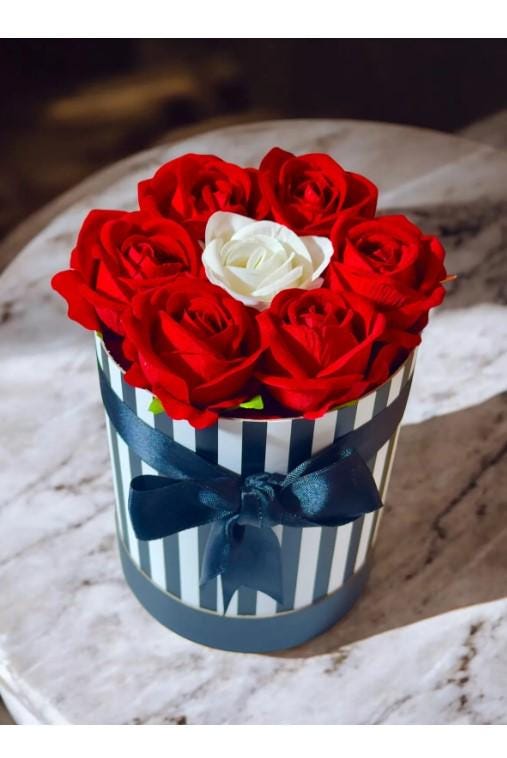 Best Handmade Rose Gift Box, Special Occasion Flower Basket, Perfect Birthday Gift for Girlfriend, Lover Romantic Red Rose Gift Box