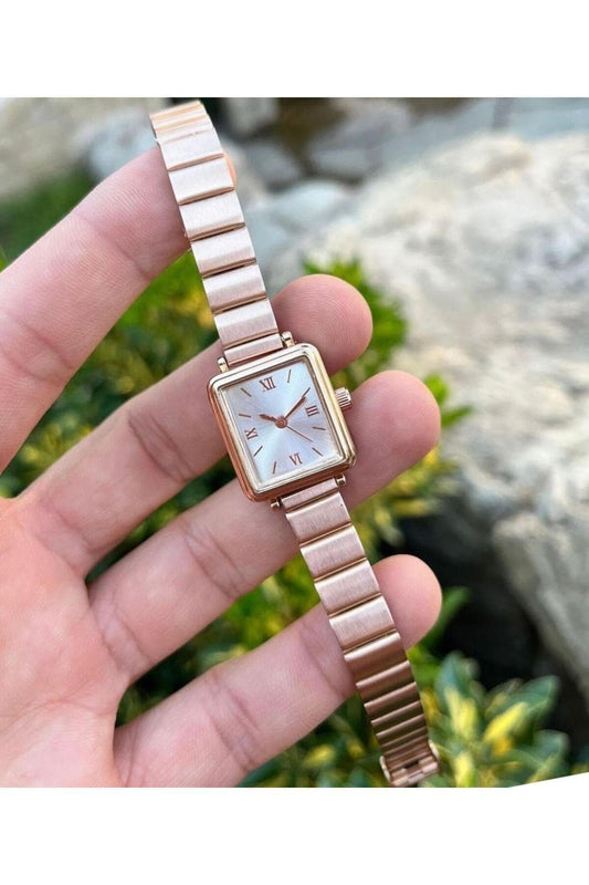 Roman Numeral Women's Wristwatch, Gold Color, Gift for Women, Vintage Design, Adjustable Band, Stylish, Valentine's Day Gift