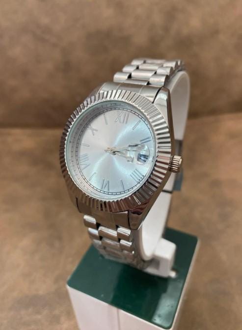 Wrist Watch for Women, Silver Colour, Steel Strap Women's Watch, Adjustable Band, Stylish, Valentine's Day Gift, Roman Numeric Design