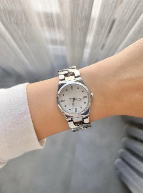 Women's Wristwatch with Chain Model, Woman Wrist Watch, Gold Colour Watch, Minimal Watch, Classy Design, Mother's Day Gift