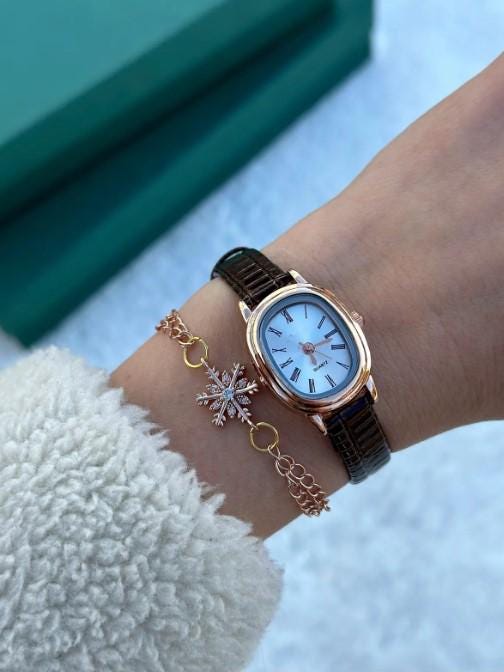 Vintage Retro Women's Wristwatch, Gold Color, Gift for Women, Vintage Design, Adjustable Band, Stylish, Valentine's Day Gift